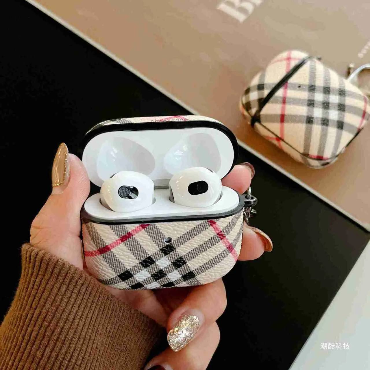 کاور طرح چرم باربری و لویز ویتون